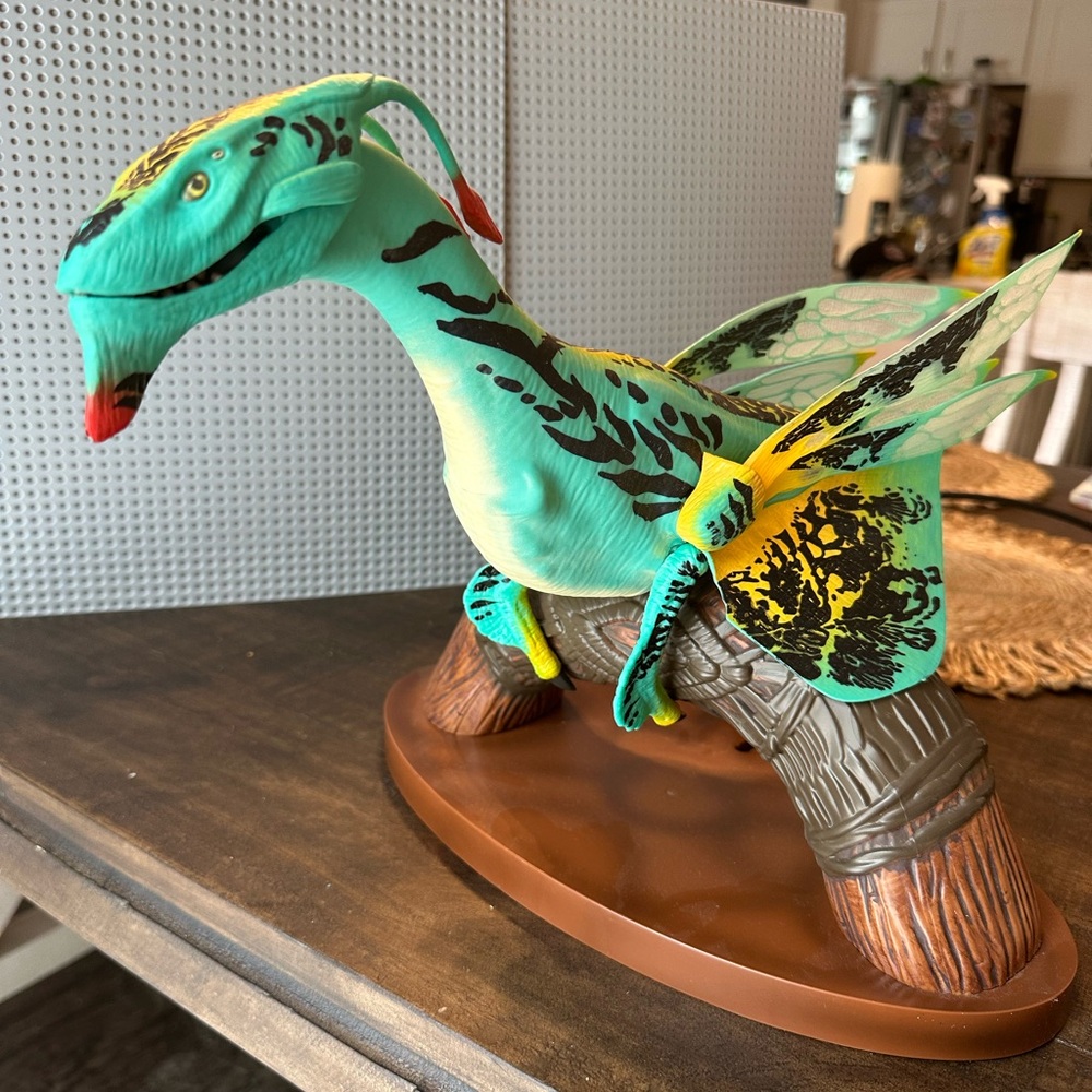 Pandora – The World of Avatar Interactive Banshee Toy green/yellow with perch.